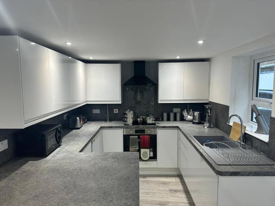 Apartment 1 Bedroom - Abacus House - Town Centre - Contractor Friendly - Free Parking - Full Kitchen - Washer Dryer - Spacious - Ideal For Work Huntingdon