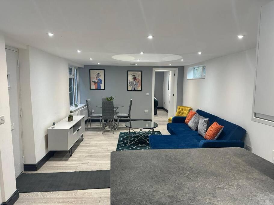 1 Bedroom - Abacus House - Town Centre - Contractor Friendly - Free Parking - Full Kitchen - Washer Dryer - Spacious - Ideal For Work *