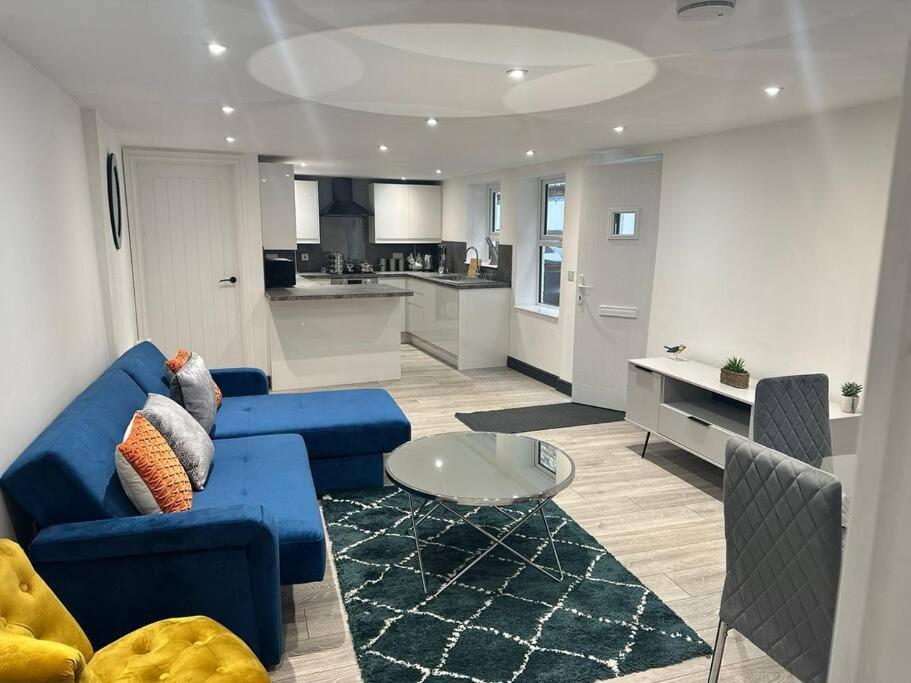 Apartment 1 Bedroom - Abacus House - Town Centre - Contractor Friendly - Free Parking - Full Kitchen - Washer Dryer - Spacious - Ideal For Work *