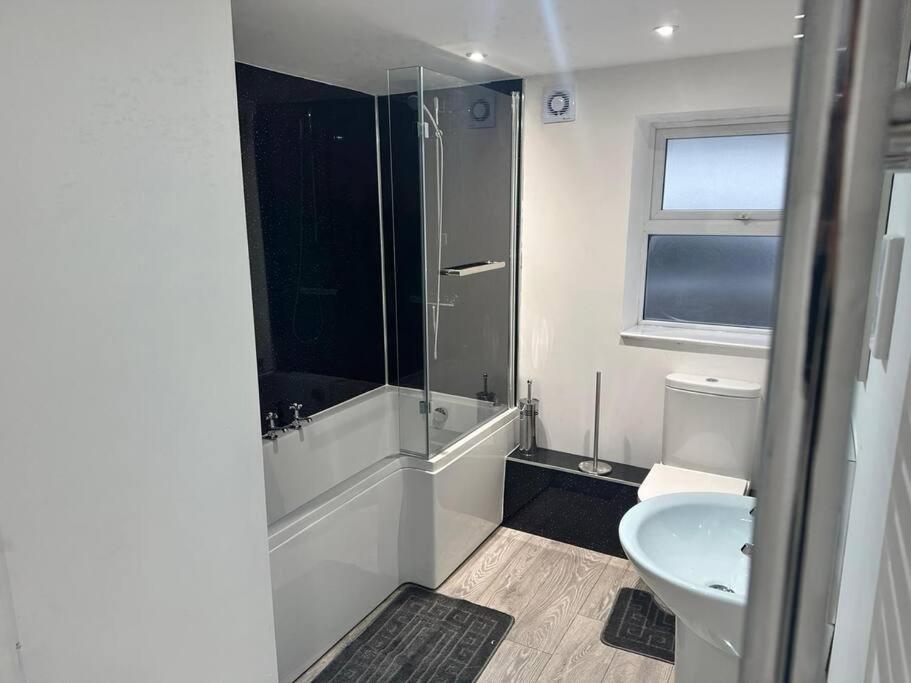 Apartment 1 Bedroom - Abacus House - Town Centre - Contractor Friendly - Free Parking - Full Kitchen - Washer Dryer - Spacious - Ideal For Work Huntingdon