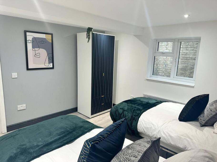 1 Bedroom - Abacus House - Town Centre - Contractor Friendly - Free Parking - Full Kitchen - Washer Dryer - Spacious - Ideal For Work Apartment *